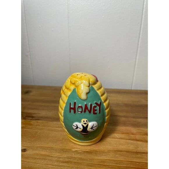 Bear and Honey Hive Salt and Pepper Shaker - Picture 5 of 9